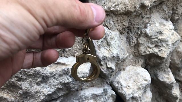 Наручники брелок бронзовый для ключей Забавный подарок полицейскому Подарок охраннику Сувенир бронз смотреть онлайн