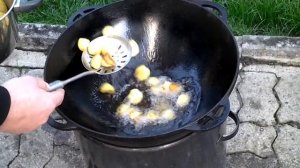 Жаренная картошка с свининой в казане.