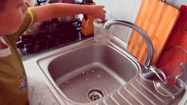 Мальчик Миша моет посуду на кухне . смотреть онлайн