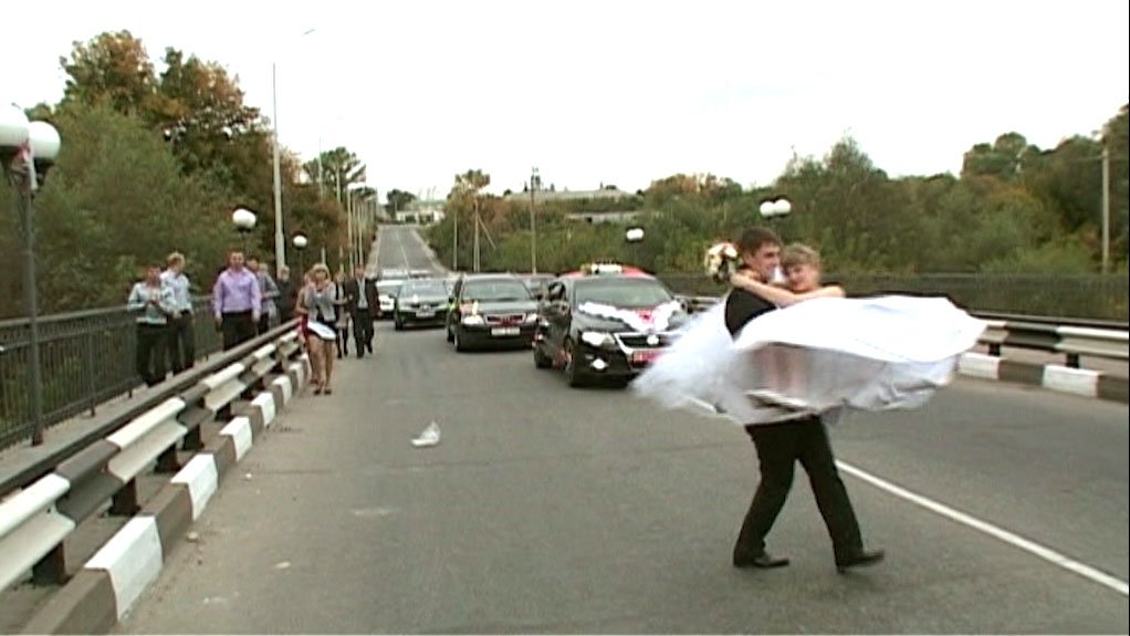 На свадьбе жених проносит невесту на руках через мост смотреть онлайн