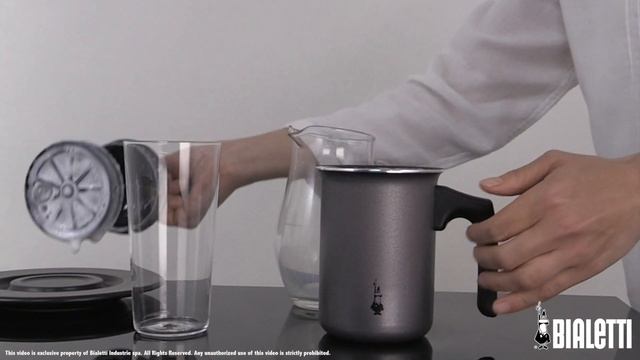 Вспениватель молока TUTTOCREMA смотреть онлайн