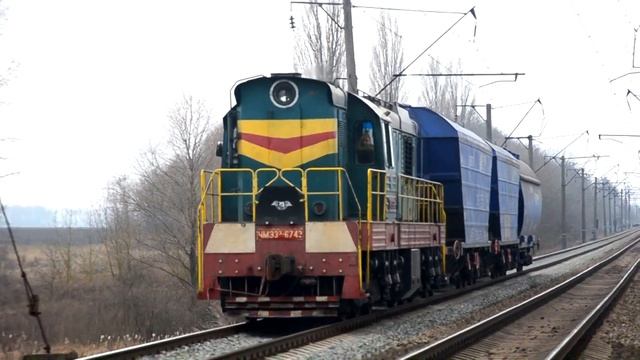 Тепловоз ЧМЕ3е-6743 з невеличким вантажем смотреть онлайн
