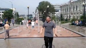 Трэш!!! Купание в фонтане голышом