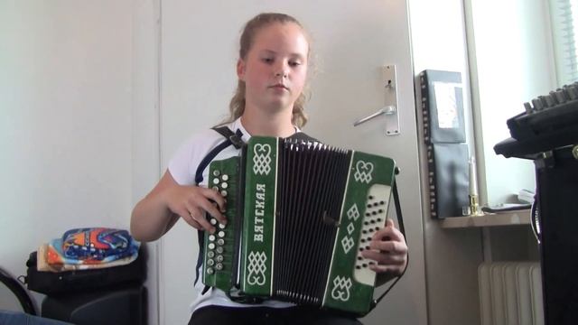 Русская частушка на гармони , по нотам . Играет Настя Siegert