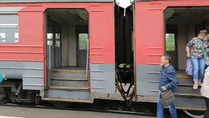 Электропоезд ЭД4М-0115 прибывает и отправляется с о.п. Совхоз Бердский