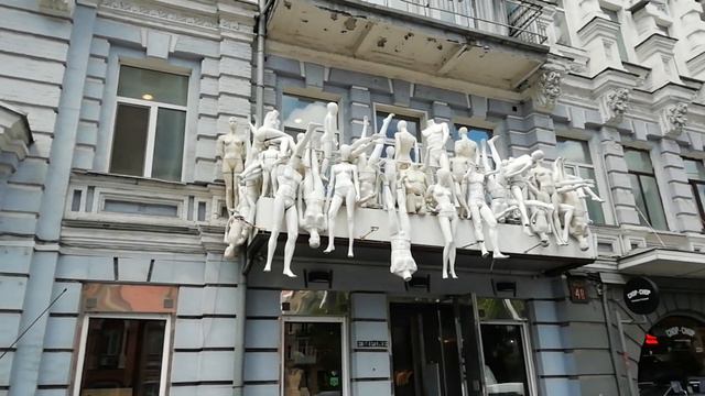 Повеселись на балконе в центре города: жутко?/ hang himself/hanged смотреть онлайн