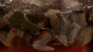 Маринованные подосиновики с можжевельником