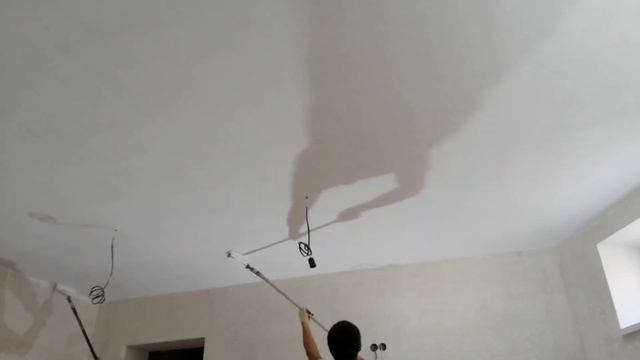 ... а разве дело только в СКОРОСТИ? Покраска потолка сразу ДВУМЯ валиками. Ремонт квартир. смотреть онлайн