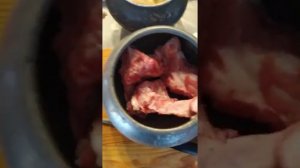 вкуснейший щи по старинке из кислой капусты в  чугунках а тандыре,голёнка в тройном польто.