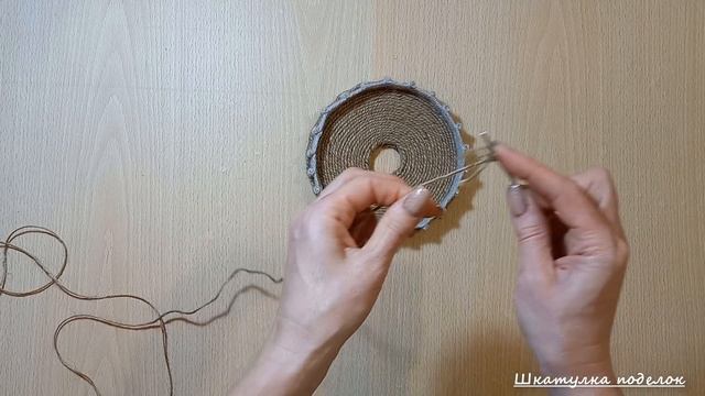 Взяла джут, втулку от пергаментной бумаги, палочки и сделала нужную вещь для дома. Идеи для дома.