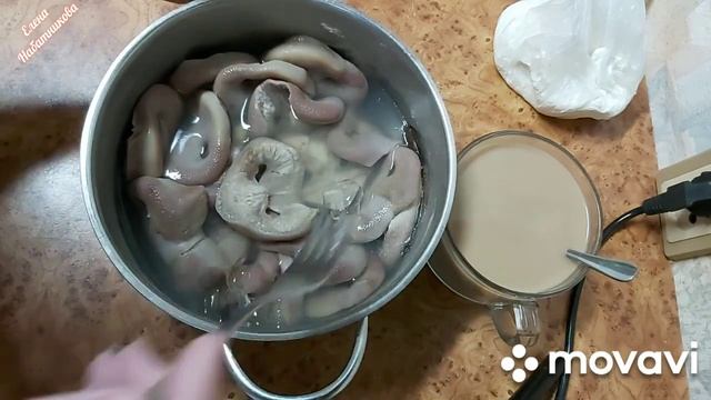 Вяжу! Готовлю! Подъедаю по ночам)))  Хорошо дома работать, выходных нет совсем)))