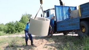 Воюем с колорадскими жуками и катаем бетонные кольца по ухабам! Жизнь в деревне бьет ключом