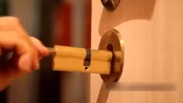 Замена личинки(цилиндра)замка входной двери смотреть онлайн