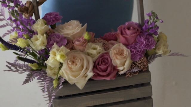Стильный дизайнерский букет в ящике из роз, гвоздик и лизиантусов в сиреневых тонах смотреть онлайн