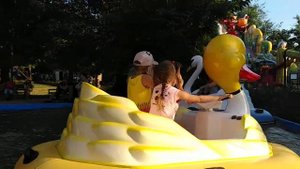 Зеленый гай. Лодочки, уточки, лебеди. Водные аттракционы