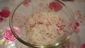 Итальянский салат с колбасой и сыром