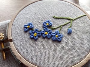 Незабудка, вышивка наборными швами (бразильская вышивка)