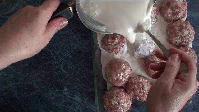 Рецепт: Простые сливочные тефтели. Лепешки на кефире с изюмом