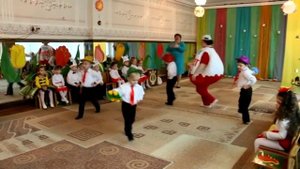 Танец мальчиков на утреннике, Джентельмены