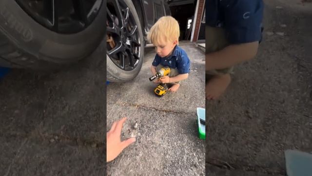 The boy unscrews the tire like a fantastic mechanic #amazing #mechanic