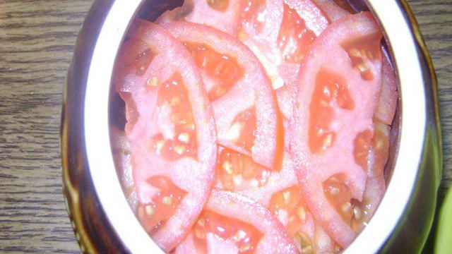 Яйца с овощами в горшочках