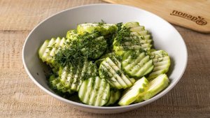 Салат-фреш из кабачков с огурцами
