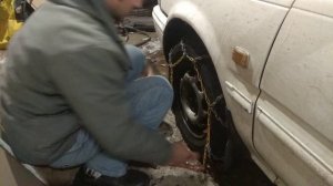 Как одевать цепи противоскольжения.