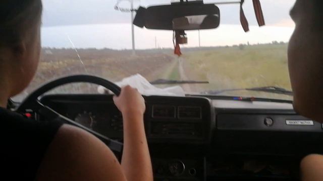 БЛОНДИНКА Учиться водить на машине ваз 2107 смотреть всем 2часть!! Смотреть всем!!