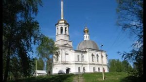 старенькая церквушка на берегу реки