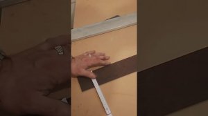 Поклейка виниловой плитки на потолке.