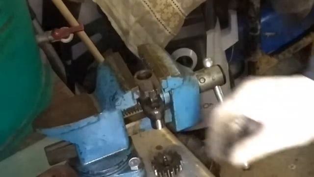 Как перевернуть паразитную шестерню задней передачи КПП Урал смотреть онлайн