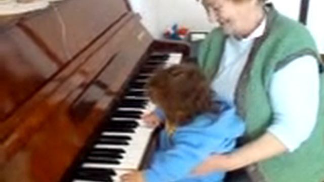 Niki sviri na piano смотреть онлайн