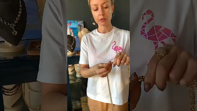 Как подобрать украшения  для базовой футболкой с круглым вырезом -- Советы от cristaria.ru