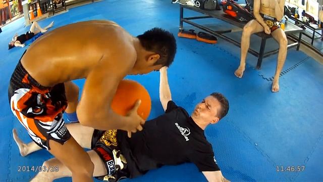 Специальные файтерские упражнения на пресс. Мяч - 8 кг. смотреть онлайн