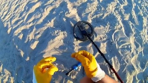 Вот это выход,здесь много ЗОЛОТА!Пляжный поиск с металлоискателем на морском побережье УРЗУФА!