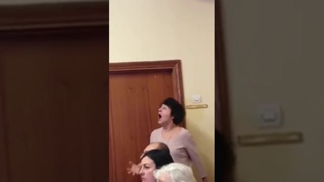 Мем#ПРИКОЛ#Учительница музыки подсказывает подопечной на сцене как петь#
