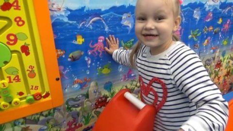 Алиса играет с девочками !! Классная ДЕТСКАЯ ПЛОЩАДКА