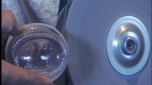 Матирование стекла абразивом. _ Matting of glass abrasive.