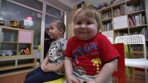 Зрители Первого канала своими СМС в адрес шоу "Голос" помогут фонду Константина Хабенского