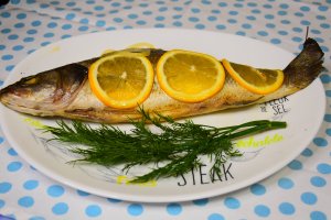 Нежный и сочный запеченный сибас.