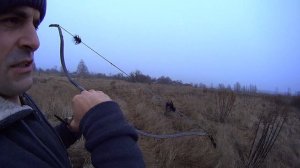 Восточный хват тетивы. Стрелы уходят правее. Дистанция больше 15 метров, лук  больше 15 фунтов.