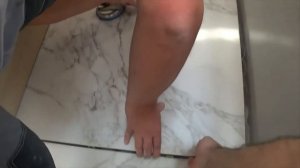 Укладка крупноформатного керамогранита на кухонный фартук