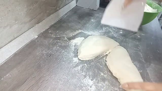Лепешки из дрожжевого теста , домашние.Мягкие как пух.вкусные как булочки.В духовке и на сковороде.