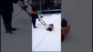 Снегоуборщик электрический Carver STE 2346. Хорошо ли выбрасывает снег.