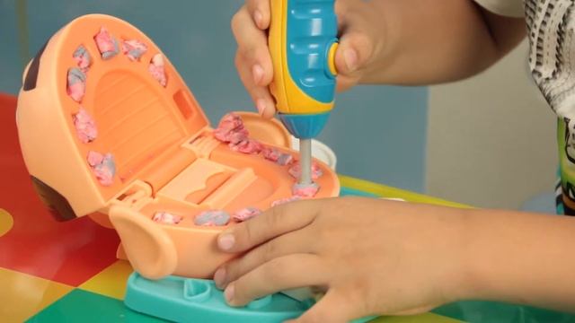 Саша играет: ЛЕЧИМ ЗУБЫ С PLAY-DOH СТОМАТОЛОГ / Игрушки для детей
