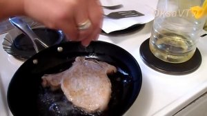 Cвиная отбивная на косточке. Pork chop on bone.