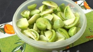 Маринованные зеленые помидоры с чесноком быстрого приготовления
