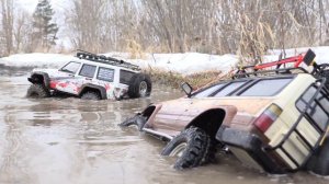Радиоуправляемые машины 4х4 гоняют по лужам и ледяной каше