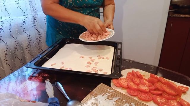 Наливная домашняя пицца с колбасой помидорами и сыром смотреть онлайн