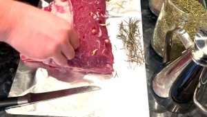 Телячья корейка запечённая с мятой и розмарином